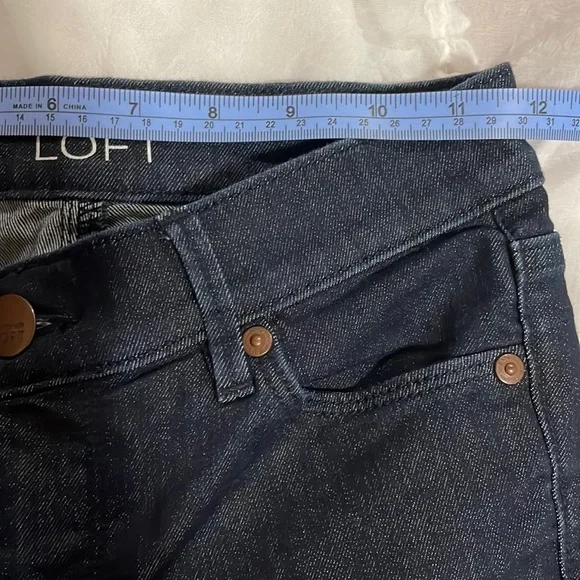 Ann Taylor Loft Dark Wash Modern Kick Crop Jeans Size 24/00P - Picture 4 of 8